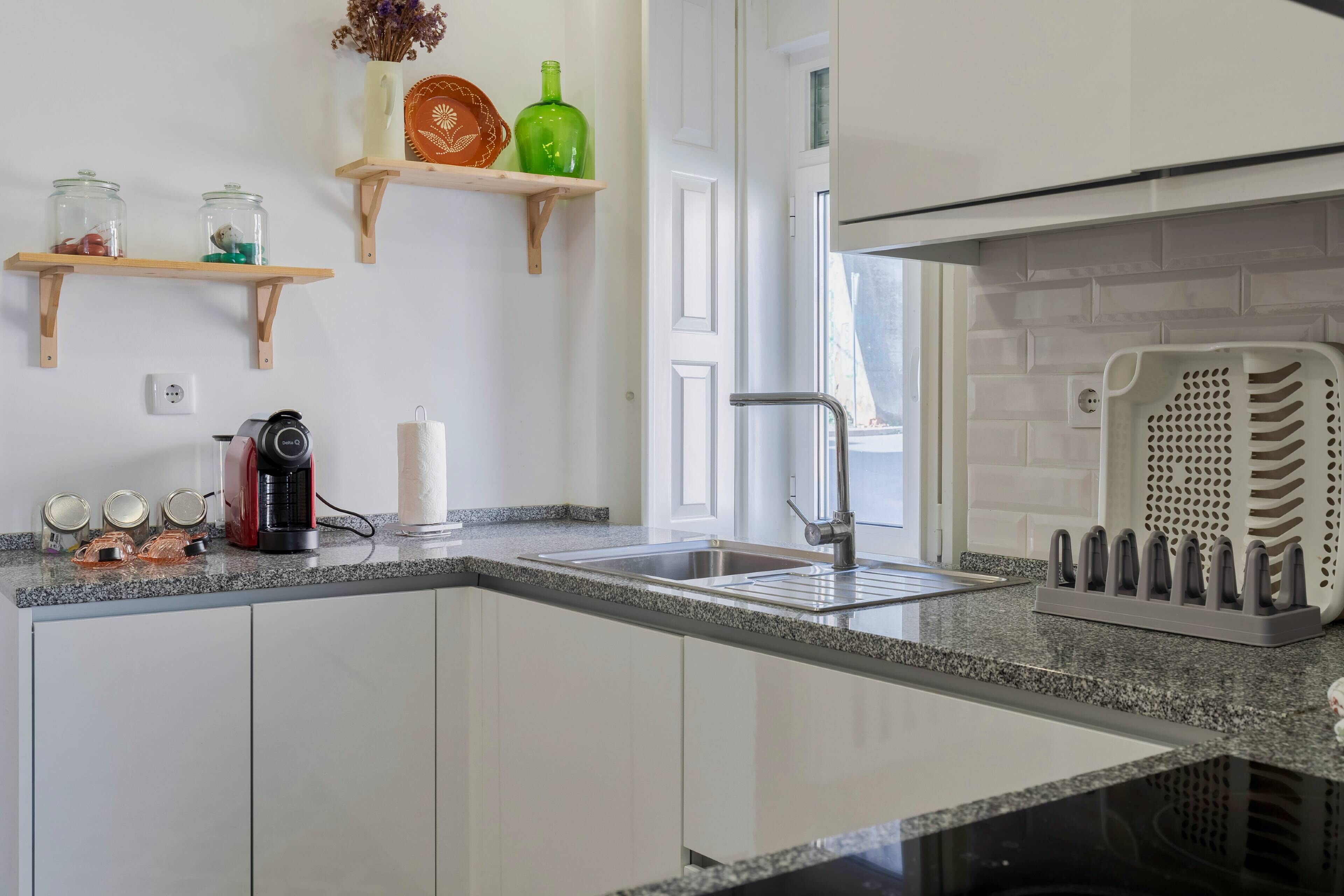 Kylskåp, mikrovågsugn, ugn och spishäll