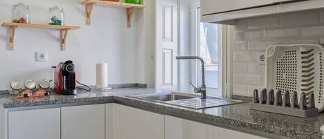 Kylskåp, mikrovågsugn, ugn och spishäll