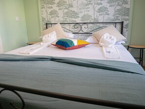 2 bedrooms, iron/ironing board, internet, bed sheets