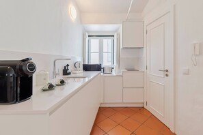 Kühlschrank, Mikrowelle, Herdplatte, Wasserkocher mit Kaffee-/Teezubehör