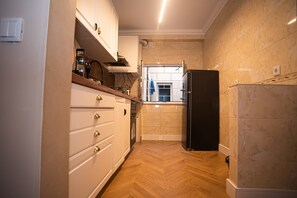 Jääkaappi, mikroaaltouuni, uuni, liesi