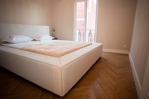 2 bedrooms, iron/ironing board, internet, bed sheets