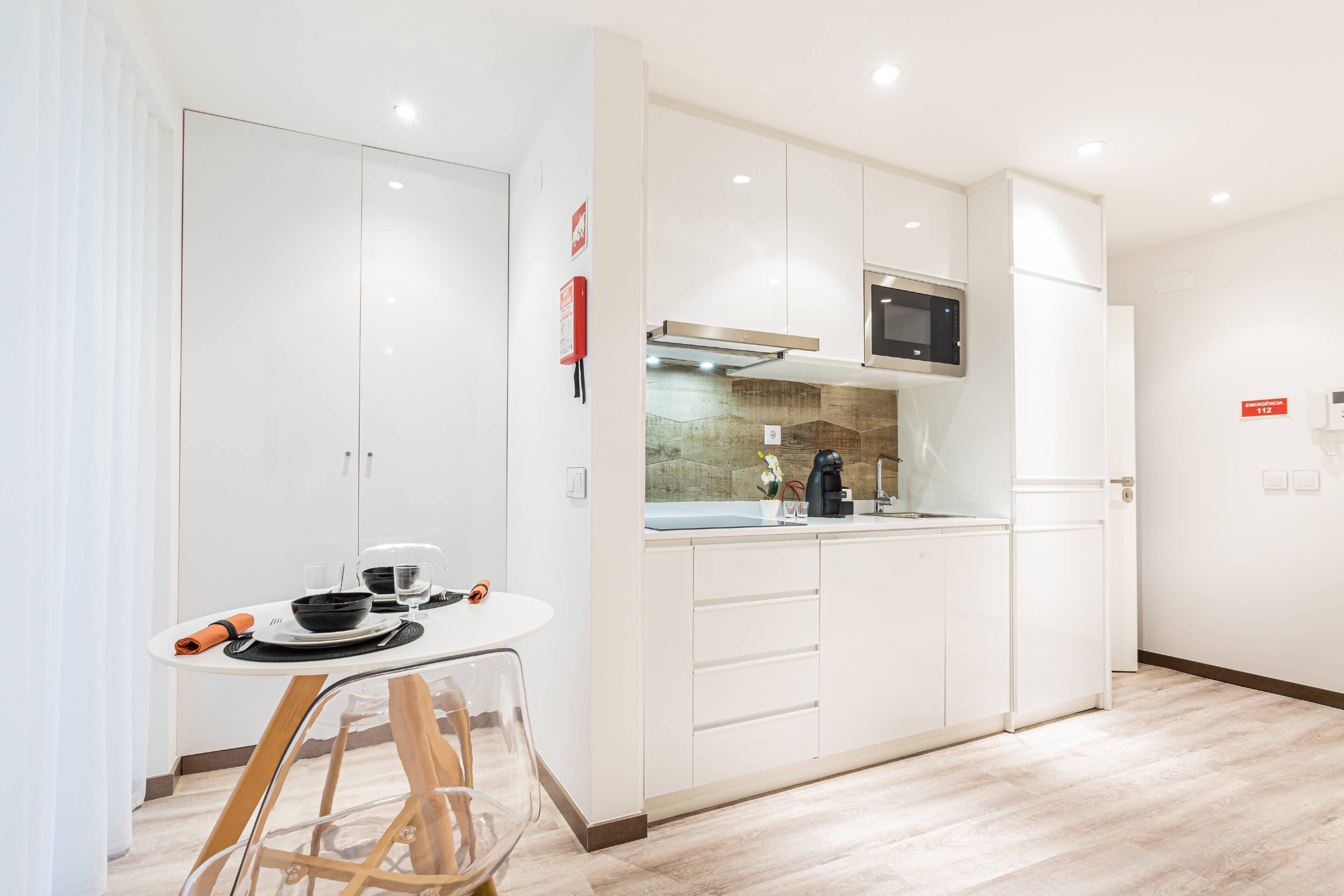 Réfrigérateur, micro-ondes, plaque de cuisson, cafetière/bouilloire