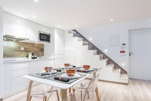 Fridge, microwave, stovetop, dishwasher - JM Village - By Y Concept - Apartament Sigillata (Setúbal)