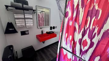 Dusj, hårføner, håndklær og toalettpapir