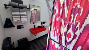 Dusj, hårføner, håndklær og toalettpapir