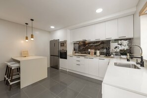 Een koelkast, een microgolfoven, een oven, een kookplaat