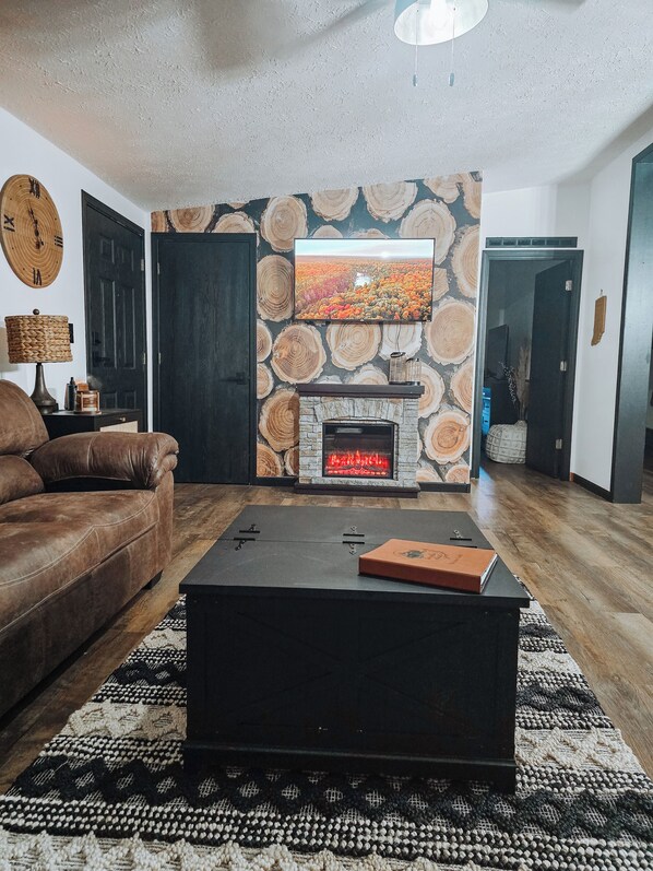 Living area - The Rustic Retreat only 1 mile from Turkey Run State Park (Marshall)