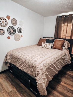 2 bedrooms, iron/ironing board, WiFi, bed sheets - The Rustic Retreat (Marshall)