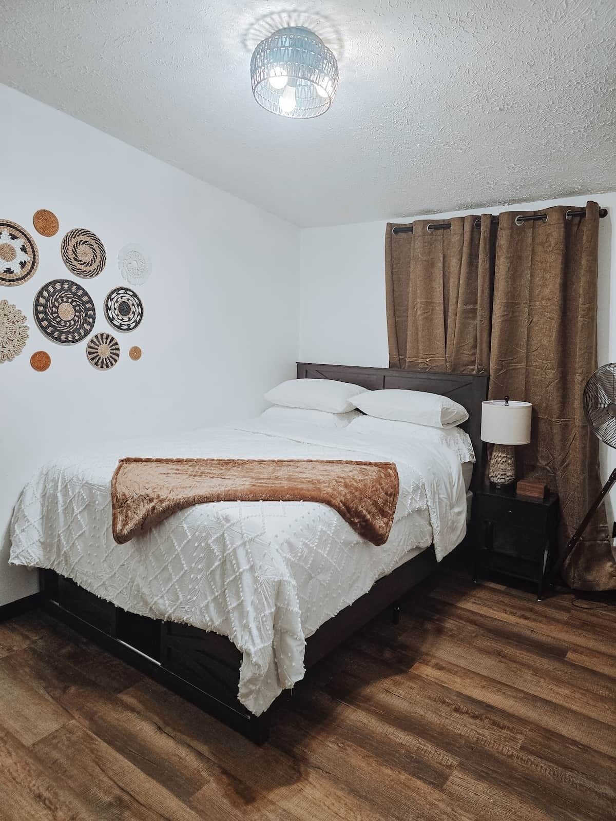 Iron/ironing board, WiFi, bed sheets