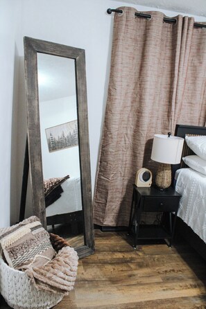 Iron/ironing board, WiFi, bed sheets - The Rustic Retreat only 1 mile from Turkey Run State Park (Marshall)