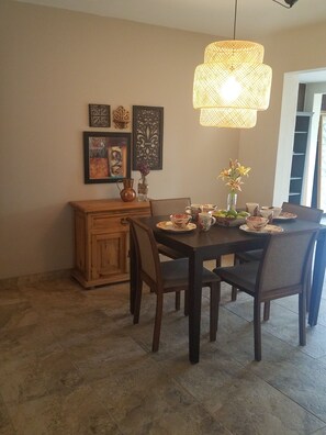 Dining - Beautiful 2-bedroom Golf house in Green Valley perfect for relaxing getaway (Green Valley)