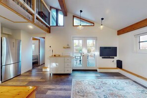 Interior - Garden Suite By The Sea (Victoria)