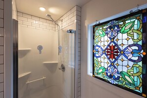 Dusche, Haartrockner, Handtücher, Toilettenpapier