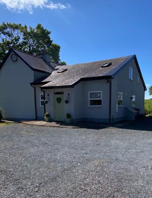 Exterior - Countryside farmhouse, great for families in the heart of County Roscommon! (Tulsk)