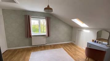 5 bedrooms, iron/ironing board, free WiFi, bed sheets