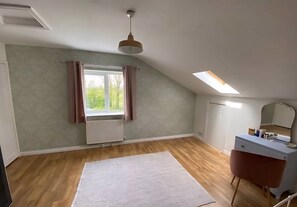 Iron/ironing board, WiFi, bed sheets - Countryside farmhouse, great for families in the heart of County Roscommon! (Tulsk)