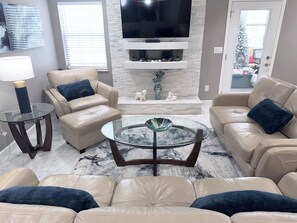 Smart TV, fireplace, video games, table football - Modern Mountain Gamers Getaway #2- 4BR ranch 8 beds, sleeps 12 - walk to Pkwy (Pigeon Forge)