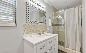 Shower, hair dryer, towels, soap - Modern Mountain Gamers Getaway #2- 4BR ranch 8 beds, sleeps 12 - walk to Pkwy (Pigeon Forge)