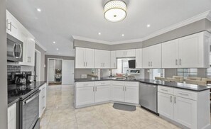 Fridge, microwave, oven, stovetop - Modern Mountain Gamers Getaway #2- 4BR ranch 8 beds, sleeps 12 - walk to Pkwy (Pigeon Forge)