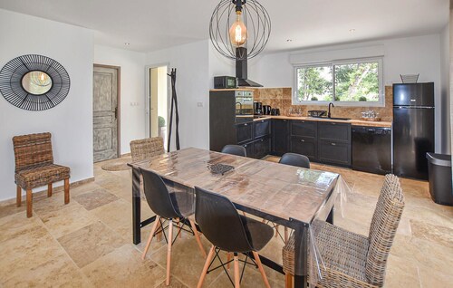 Nice home in Grignan with private swimming pool, can be inside or outside