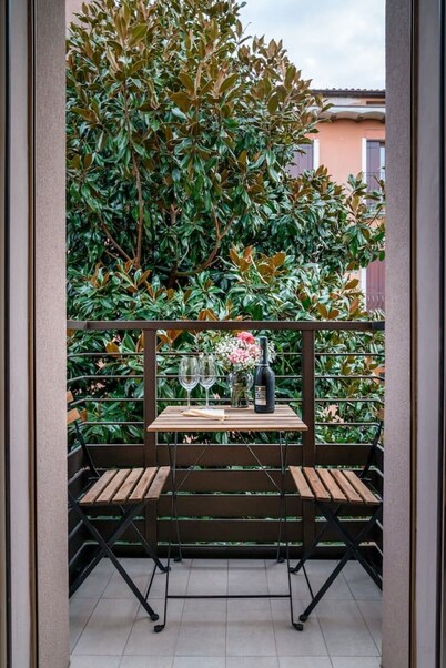 Moon 2BR Apt • Modern Comfort, Near Venice