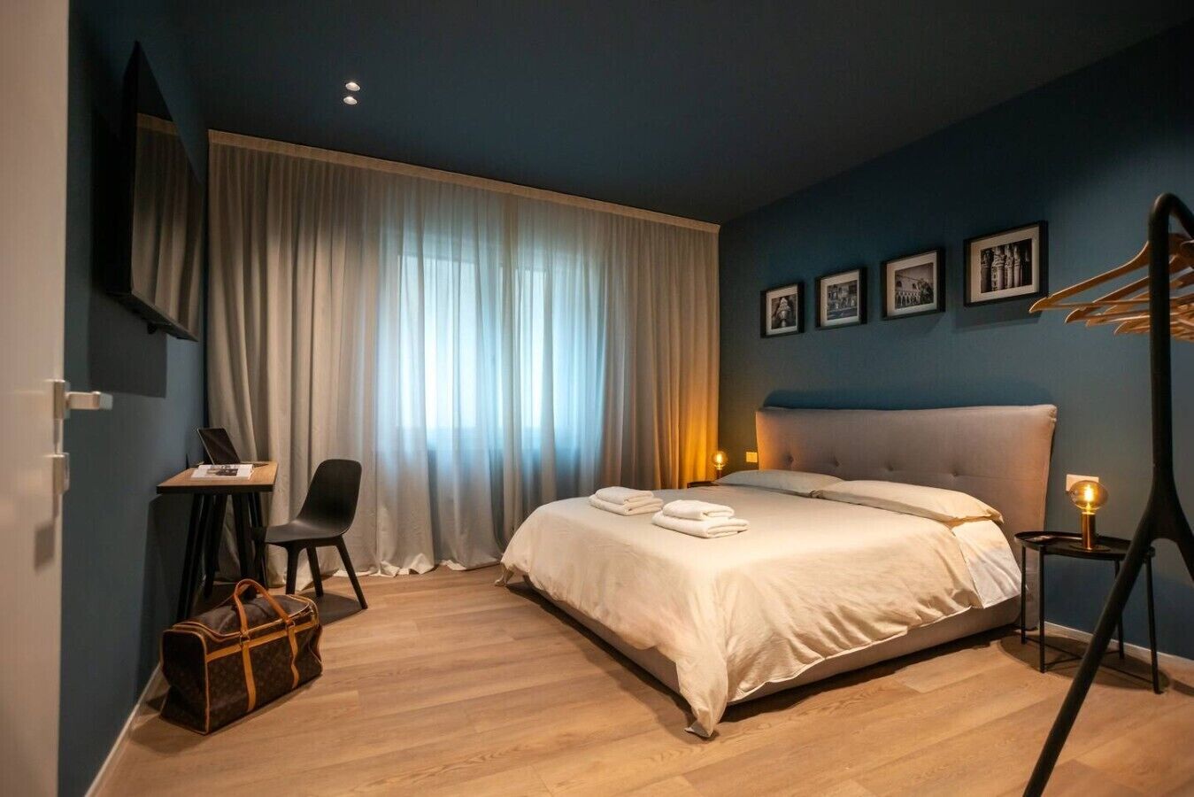 Tabla de planchar con plancha, wifi y ropa de cama 