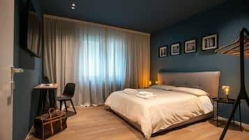 Tabla de planchar con plancha, wifi y ropa de cama