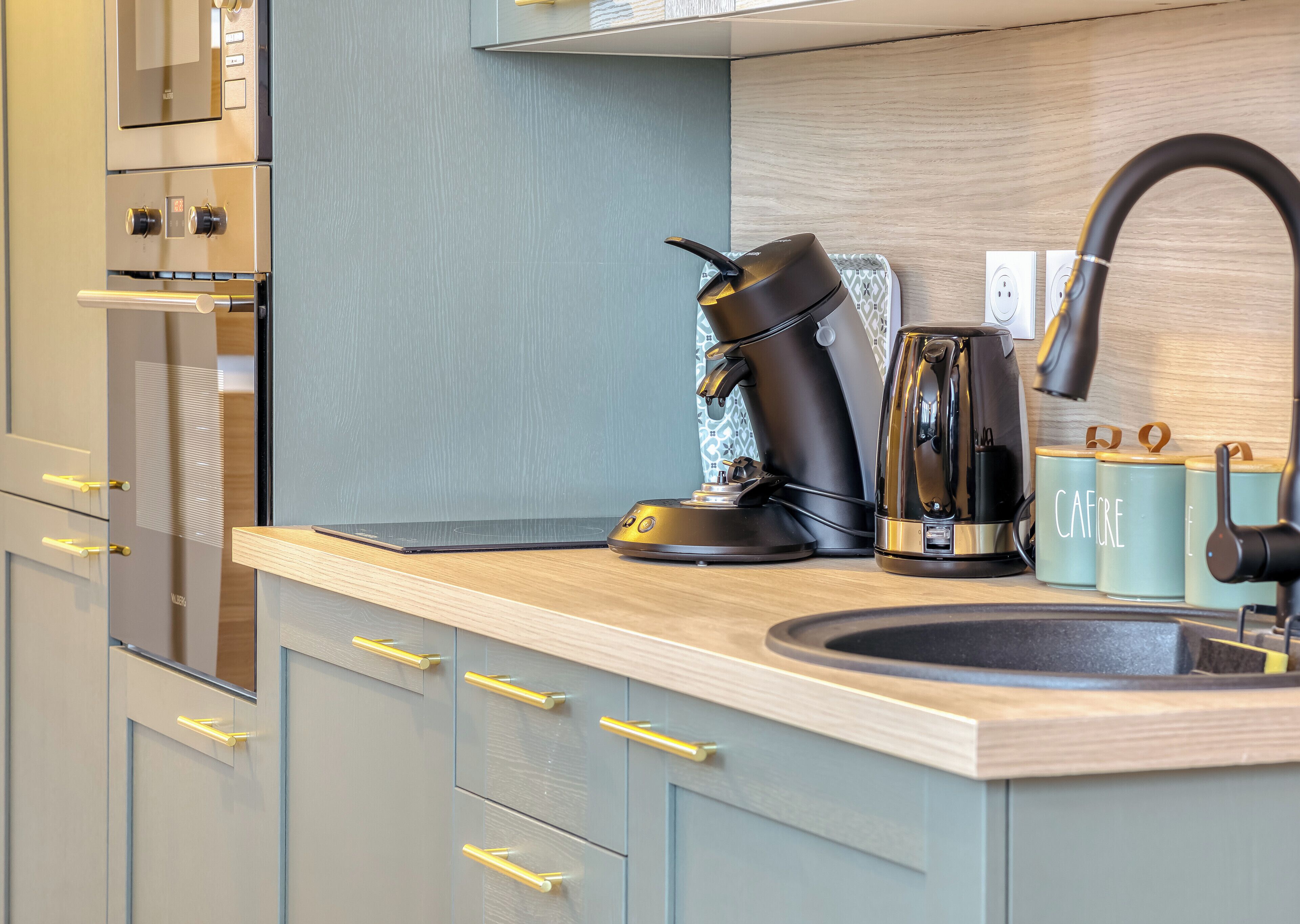 Réfrigérateur, micro-ondes, four, plaque de cuisson