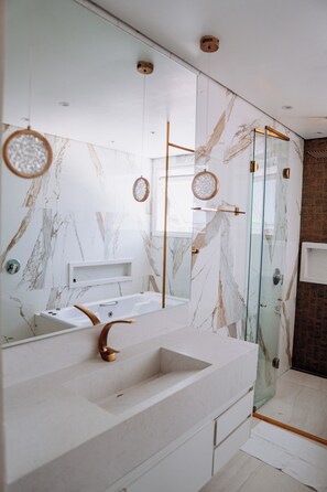 Baignoire à jets, bidet, serviettes fournies