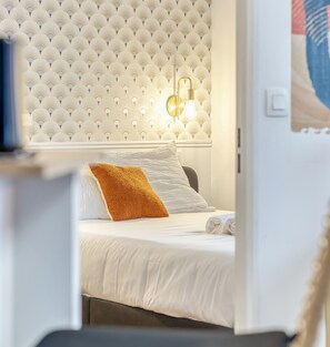 Tabla de planchar con plancha, wifi, ropa de cama