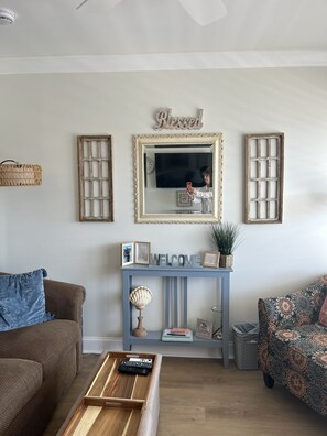 Smart TV, books - 1- bedroom condo-Smack-Dab-In-The-Middle of OIB (Ocean Isle Beach)