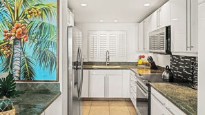 Kylskåp, mikrovågsugn, ugn och spishäll