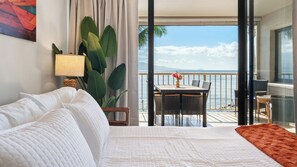 Escritorio, tabla de planchar con plancha, cuna de viaje y wifi gratis 