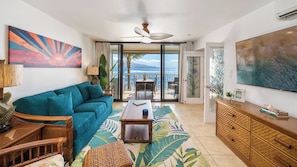 Smart TV, books - Oceanfront • AC • W/D • Desk • Central Maui (Wailuku)
