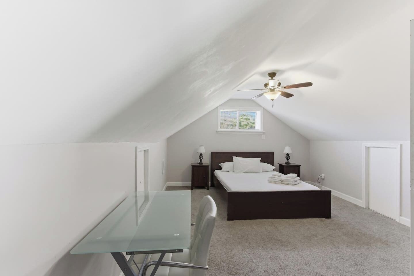 デスク、アイロン / アイロン台、WiFi、ベッドシーツ