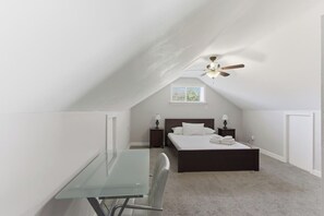 Skrivebord, strygejern/strygebræt, Wi-Fi, sengetøj