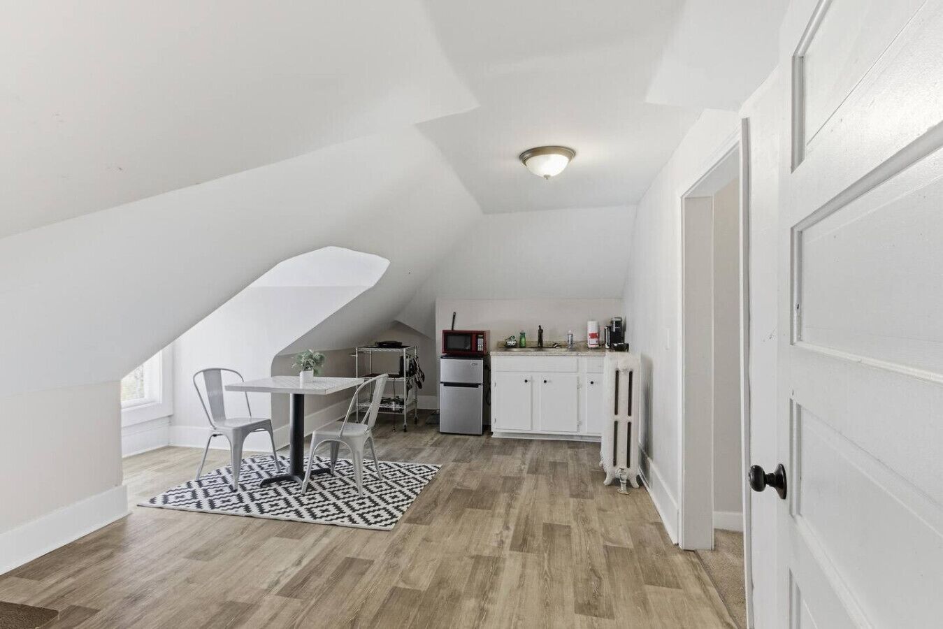 Mikrobølgeovn, kaffetrakter/tekoker, brødrister og kjøkkenutstyr