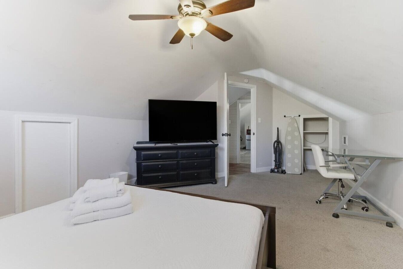 Skrivebord, strykejern/-brett, wi-fi og sengetøy