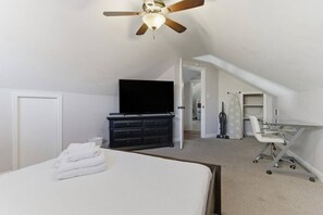 Escritorio, tabla de planchar con plancha, wifi y ropa de cama