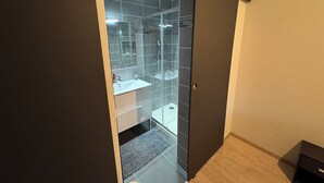 シャワー、ヘアドライヤー、タオル、石鹸