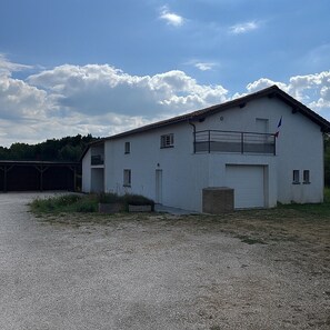 المنشأة من الخارج