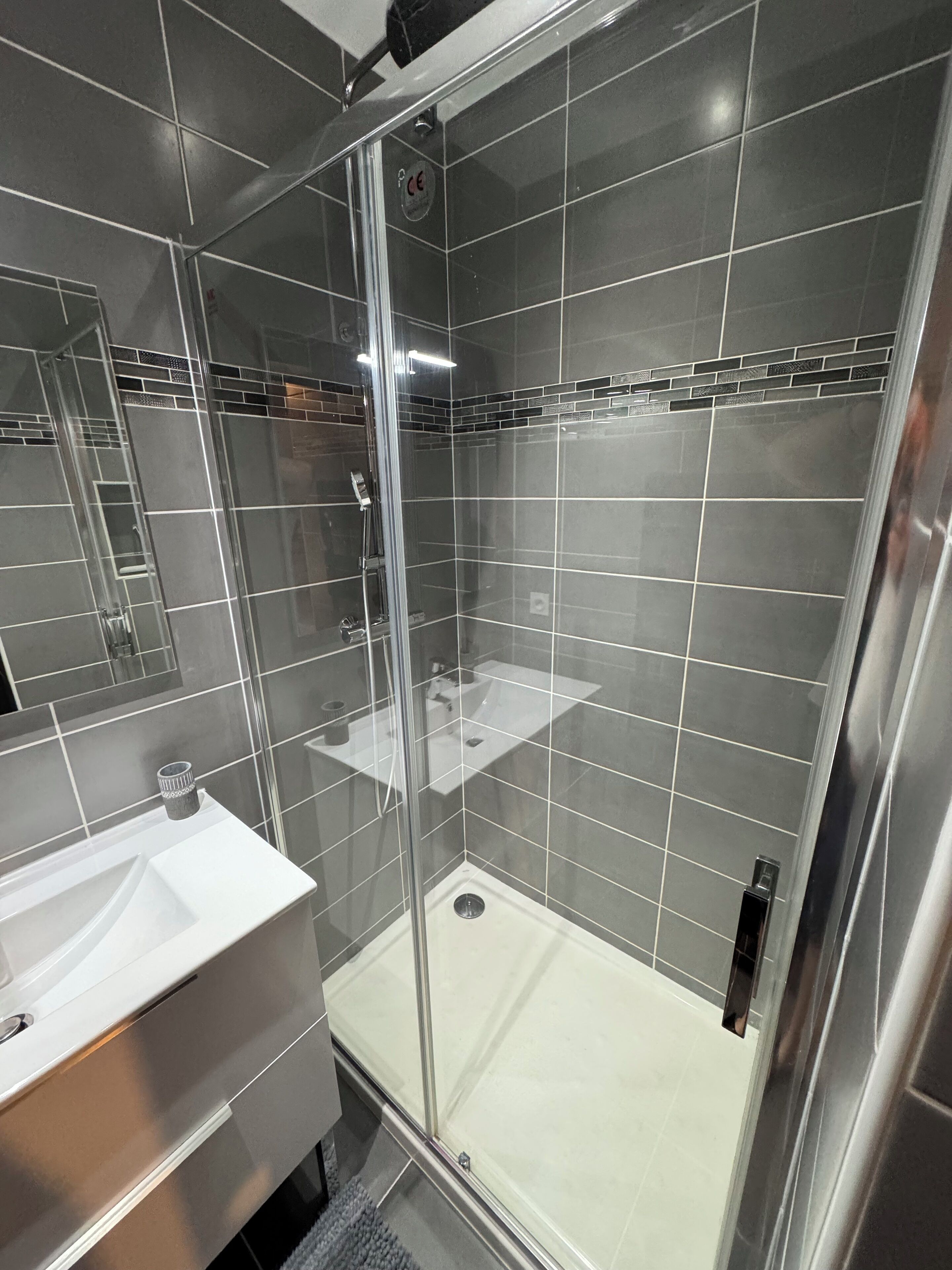 Douche, sèche-cheveux, serviettes fournies, savon