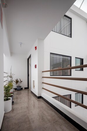 المنشأة من الداخل