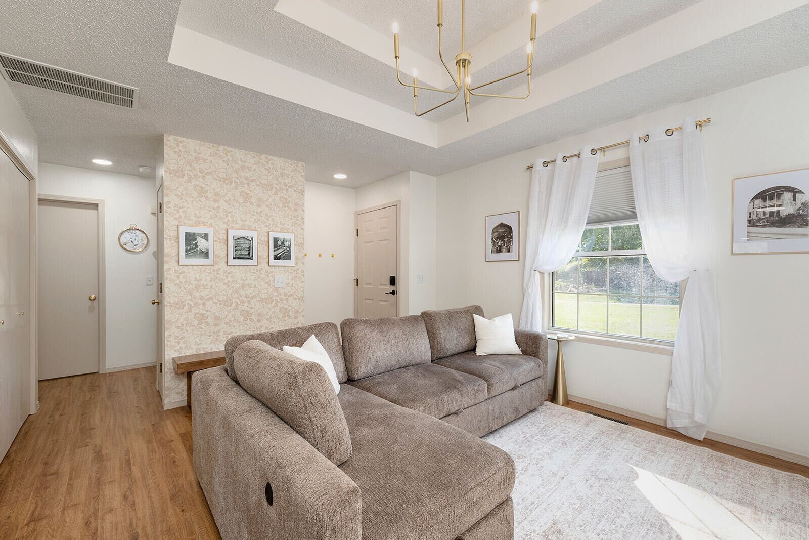 Smart TV, chimenea, libros y estéreo 