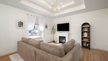 Televisor intel·ligent, llar de foc, llibres i estèreo