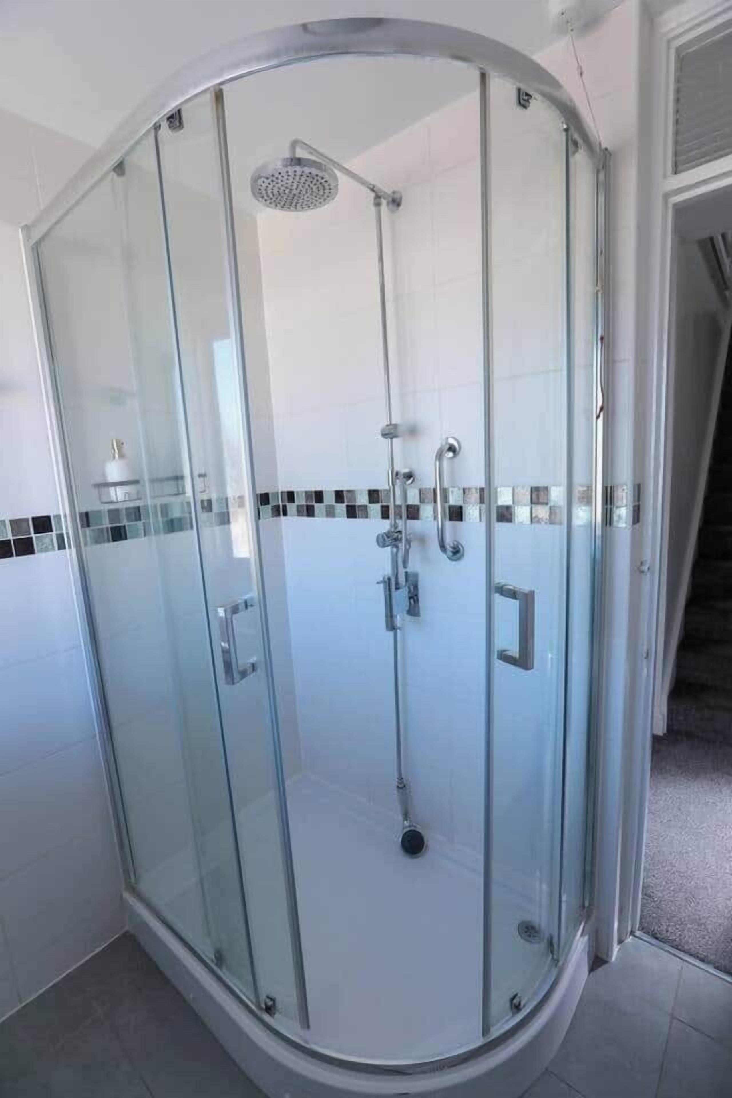 ヘアドライヤー、タオル、石鹸、トイレットペーパー