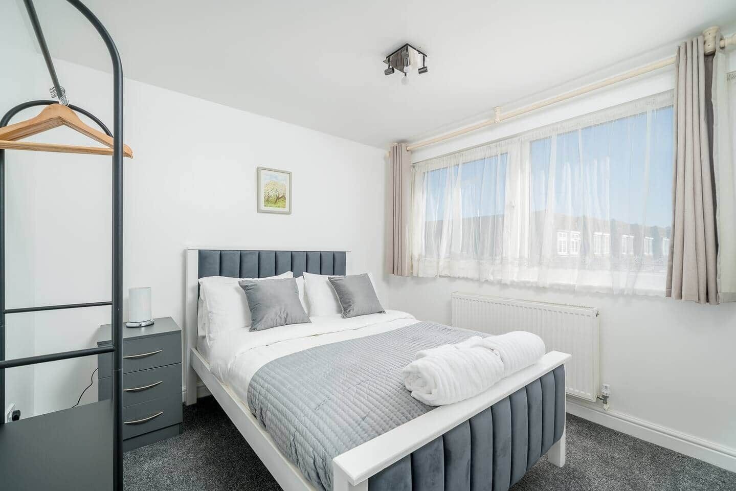 5 bedrooms, iron/ironing board, free WiFi, bed sheets