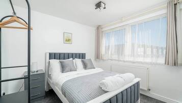 5 bedrooms, iron/ironing board, free WiFi, bed sheets