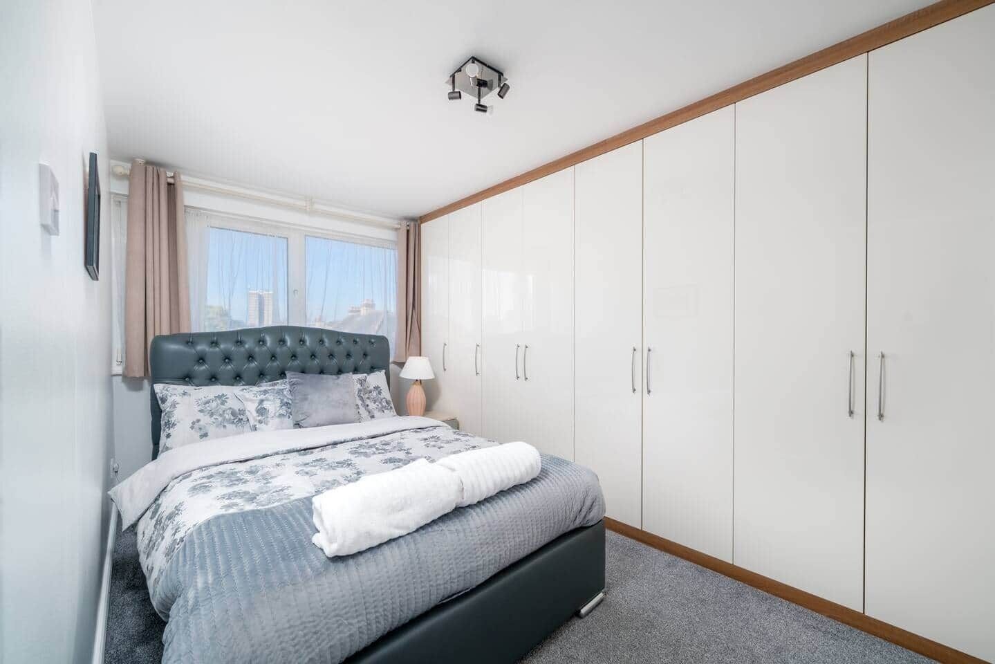 5 bedrooms, iron/ironing board, free WiFi, bed sheets